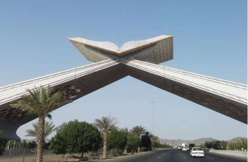 Bawwabat Makkah: Mushaf Raksasa yang Menyambut Jutaan Jiwa Menuju Kota Suci